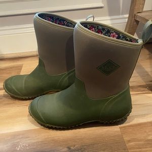 Women’s Muckster II Mid boot. Size 8.